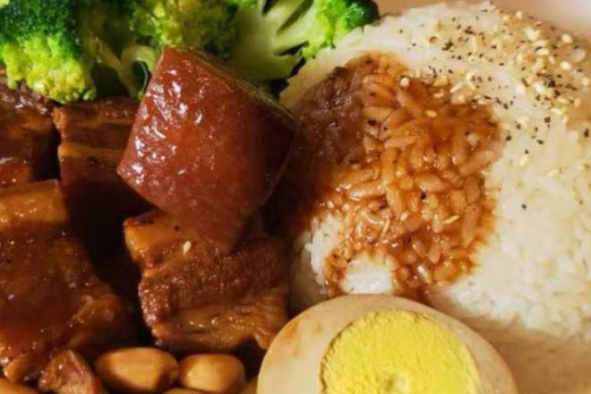 Marinated pork belly rice（卤肉饭）